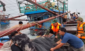 Chìm tàu cá, kịp thời cứu sống 6 ngư dân ở Quảng Bình