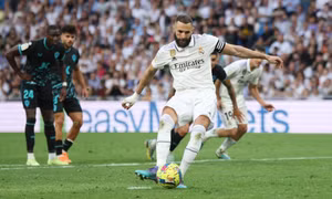 Benzema lập hat-trick, Real Madrid thắng rửa mặt