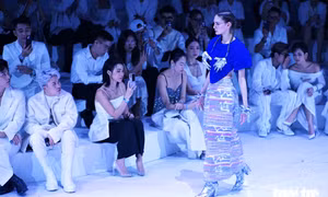 H'Hen Niê trình diễn bộ sưu tập được Vogue khen ngợi