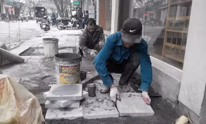 Hà Nội nêu loạt nguyên nhân khiến đá lát vỉa hè nhanh vỡ nát