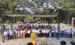 Đoàn Hội thảo Báo Đảng các tỉnh, thành phố khu vực miền Trung- Tây Nguyên lần thứ 10 (vòng IV): Dâng hương viếng các anh hùng liệt sĩ tại Nghĩa trang Liệt sĩ quốc gia Trường Sơn