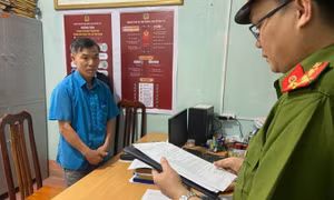 Bắt nguyên Giám đốc Chi nhánh Văn phòng Đăng ký đất đai huyện Kim Bôi