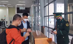 Đồn Biên phòng CKQT Móng Cái hỗ trợ kịp thời 1 người bị co giật khi đang làm thủ tục nhập cảnh