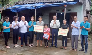 Trao kinh phí hỗ trợ xây nhà ở cho hộ gia đình có hoàn cảnh khó khăn tại Uông Bí