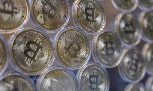 Đồng tiền kỹ thuật số bitcoin phá mốc quan trọng 30.000 USD