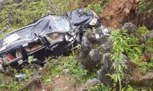 Bị ôtô lùi trúng, người đàn ông rơi vào hang đá mất tích