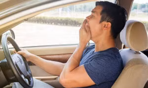 Làm sao để hết buồn ngủ khi đang lái xe trên đường?
