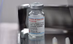 Hãng Moderna khẳng định tiêm mũi tăng cường giúp bảo vệ chống Omicron
