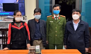 Người phụ nữ trả lại gần 1 tỷ đồng nhặt được