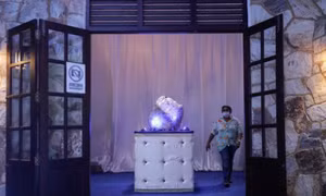 Phát hiện khối đá sapphire xanh lam tự nhiên lớn nhất thế giới