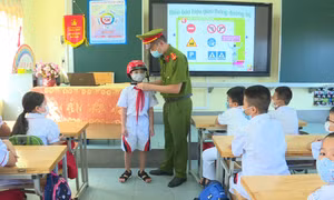 Quyết liệt trong việc xử lý vi phạm đội mũ bảo hiểm