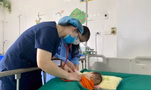 Kỳ tích cứu sống bé 14 tháng tuổi vỡ tim vì đập lồng ngực vào vô lăng ô tô