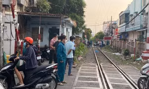 Va vào tàu hoả, người phụ nữ bị kéo lê hơn 100m