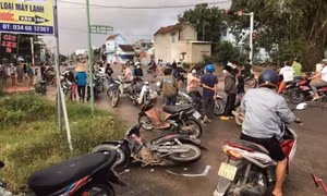 Gây tai nạn khiến 2 người tử vong, tài xế ô tô kéo lê xe máy bỏ chạy