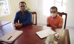 Nhậu say, tông xe máy bung cửa hàng tạp hóa rồi vào trộm