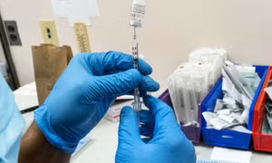 Hai em nhỏ vài tháng tuổi bị tiêm nhầm vaccine COVID-19