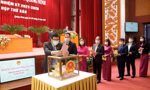 Đồng chí Vi Ngọc Bích được bầu giữ chức Phó Chủ tịch HĐND tỉnh