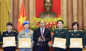 Chủ tịch nước Nguyễn Xuân Phúc tiếp đại biểu Phụ nữ Quân đội