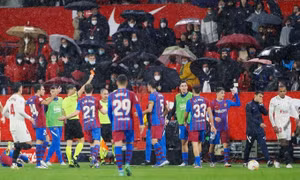 Barca hòa Sevilla dù hơn người