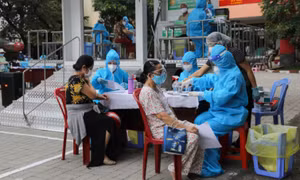 Người lớn tuổi, bệnh nền ứng phó Covid-19 thế nào