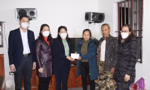 Lãnh đạo TP Móng Cái thăm, động viên gia đình công nhân bị tai nạn lao động tại KCN Hải Yên