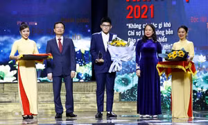Quán quân Đường lên đỉnh Olympia Nguyễn Hoàng Khánh được tuyên dương Điển hình tiêu biểu học và làm theo Bác