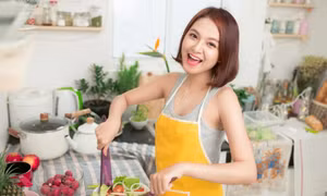 Khi nào phụ nữ không còn phải nấu ăn, rửa bát trong quảng cáo Tết