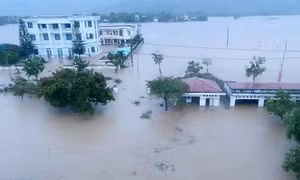 Miền Trung gồng mình ứng phó mưa lũ, phòng chống dịch bệnh COVID-19