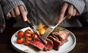 Người mắc bệnh gout nên kiêng gì để giảm các cơn đau dữ dội?