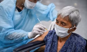 Liều 3 vaccine AstraZeneca hiệu quả chống Omicron
