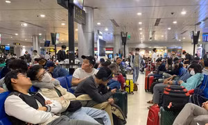 Sân bay Tân Sơn Nhất đông nghẹt ngày 24 Tết, nhiều chuyến bay bị chậm
