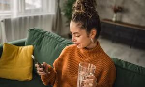 Uống nhiều nước có cải thiện tình trạng da khô?