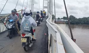 Tài xế xe quá tải làm hỏng cầu treo bị khởi tố