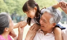 Cách đối phó khi ông bà 'làm hư' con trẻ