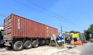 Tây Ninh: Xe container mất lái lao vào nhà dân khiến nhiều người hoảng loạn