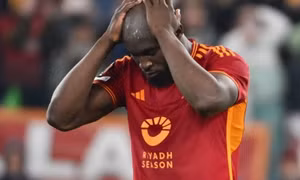 Lukaku đá hỏng luân lưu, suýt khiến Roma bị loại