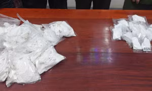 Bắt quả tang 2 đối tượng vận chuyển 15 bánh heroin