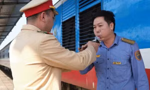 Kiểm tra nồng độ cồn lái tàu, nhân viên trực gác chắn đường sắt