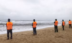 Hai người bị sóng cuốn mất tích 