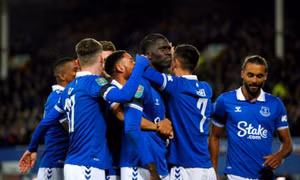 Everton được Ngoại hạng Anh giảm án phạt, sáng cửa trụ hạng