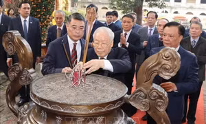 Tổng Bí thư Nguyễn Phú Trọng dâng hương tại Hoàng Thành Thăng Long