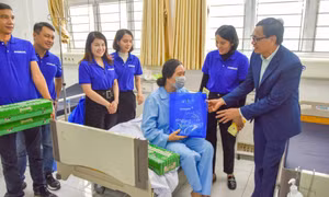 Tặng quà Tết cho người khuyết tật, trẻ mồ côi, bệnh nhân có hoàn cảnh khó khăn