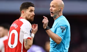 Arsenal bị phạt nặng sau chiến thắng trước Liverpool