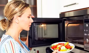 Cho thực phẩm vào lò vi sóng nên đóng hay mở nắp?