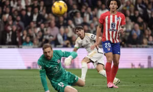 Real rơi chiến thắng trước Atletico ở phút bù