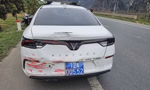 Ôtô khách tông nhiều lần vào xe cảnh sát giao thông
