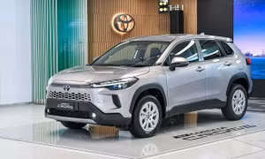 Cận cảnh Toyota Corolla Cross 2024 giá 657 triệu đồng vừa ra mắt: Tổng thể đẹp, mâm xe gây tranh cãi