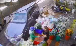 Thót tim ô tô không người lái lao vào cửa hàng hoa