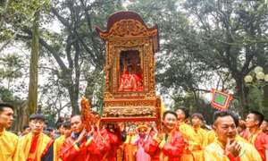 Nhiều lễ hội đầu xuân: Đã bớt chen lấn, phản cảm