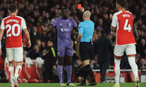 Arsenal hạ Liverpool để thắp lại hy vọng vô địch